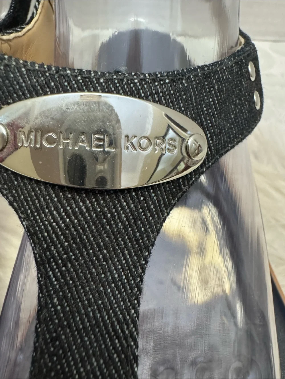 Michael Kors Plate T Strap Thong Sandals Blue Denim Flats Size 9M Logo Comfort